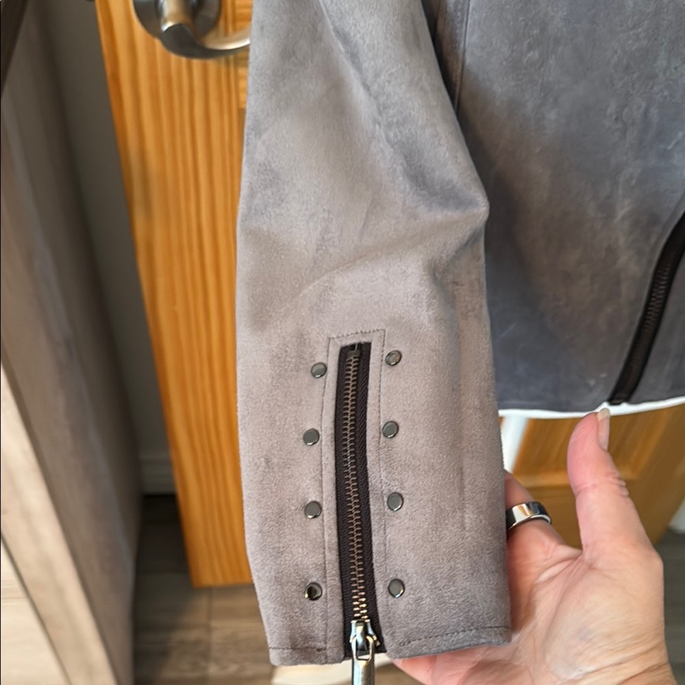Women's Gray faux Suede Jacket - Picture 3 of 5